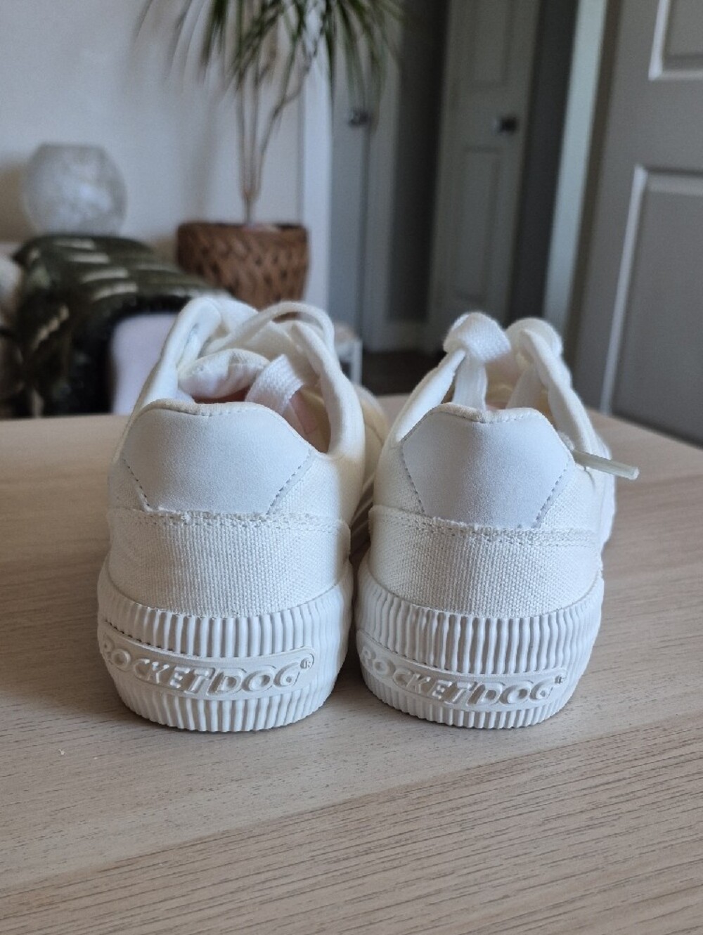 Rocket Dog Cream Canvas Low-Top Sneakers, Size 8 New With Box - Picture 2 of 4